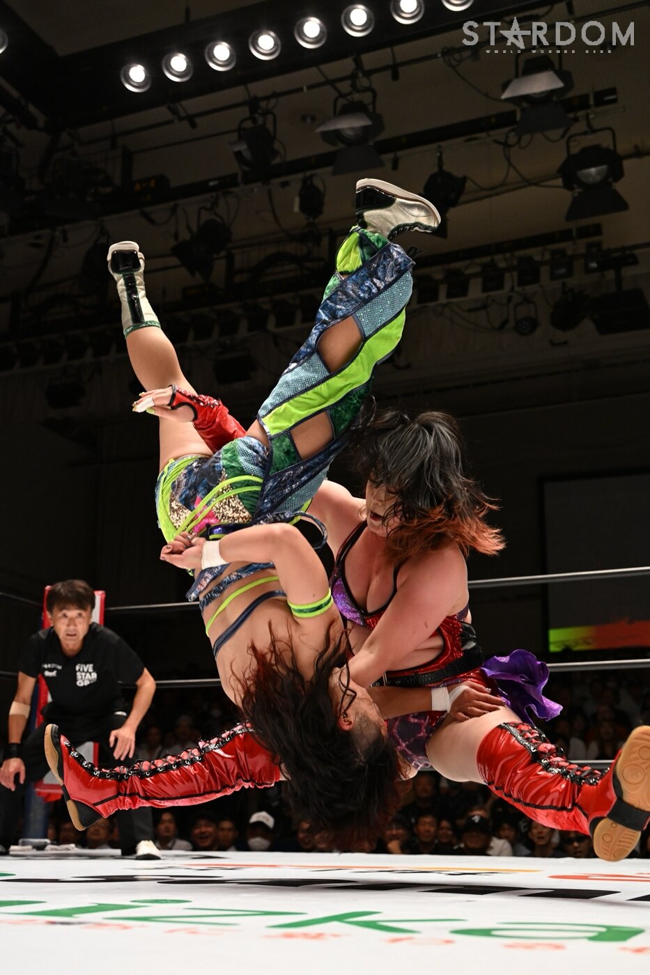 飯田沙耶をたたきつける舞華（右）（C）STARDOM