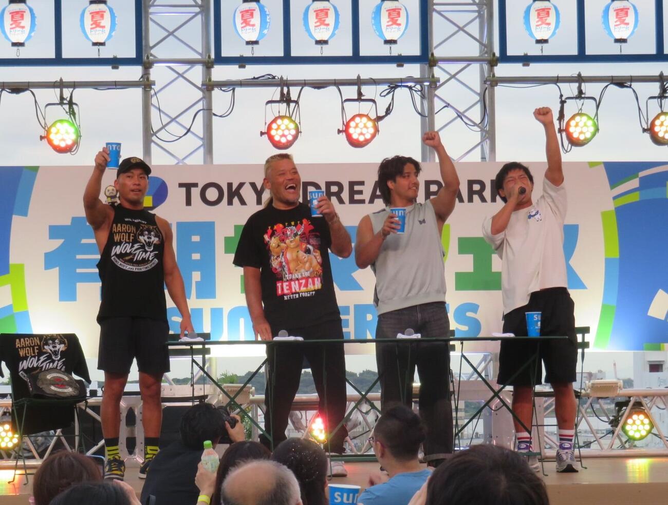 サントリー生ビールで乾杯する新日本プロレスの左から松本達哉、天山広吉、安田優虎、中原大誠