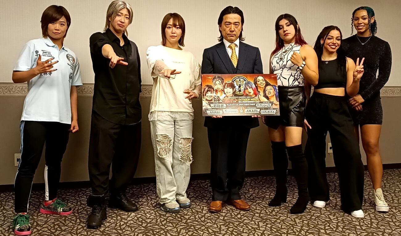 対戦する（左から）MIRAI＆彩羽匠＆Sareeeと（平井丈雅代表をはさんで）AKARI＆アリア・ジェームズ＆リア・ナイト