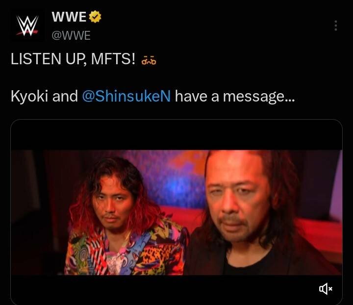 WWEスマックダウン大会で映像VTRで登場した中邑真輔（右）は高橋ヒロムあらためKYOKIを紹介（WWE公式Xから）