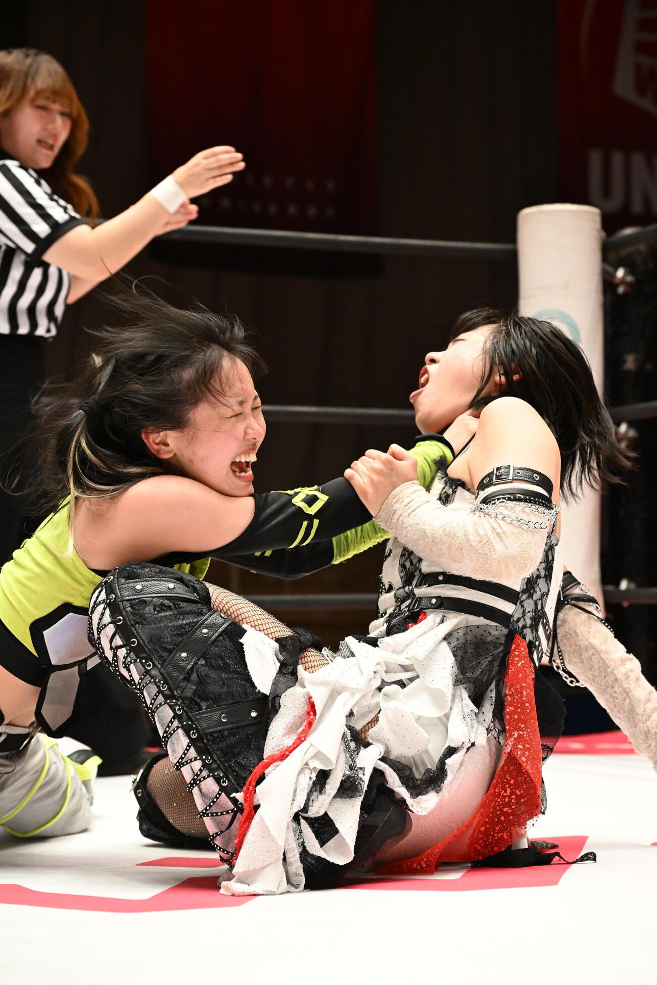 辰巳リカの首を絞める鈴芽（C）東京女子プロレス