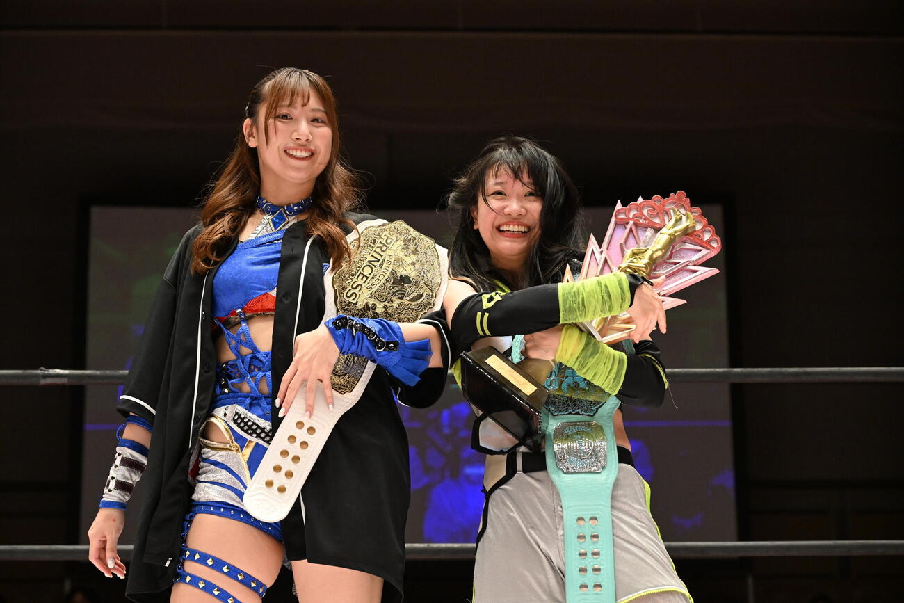 次期王座戦で対戦する見通しとなったプリプリ王者の荒井優希（左）とトーナメント初優勝の鈴芽（C）東京女子プロレス