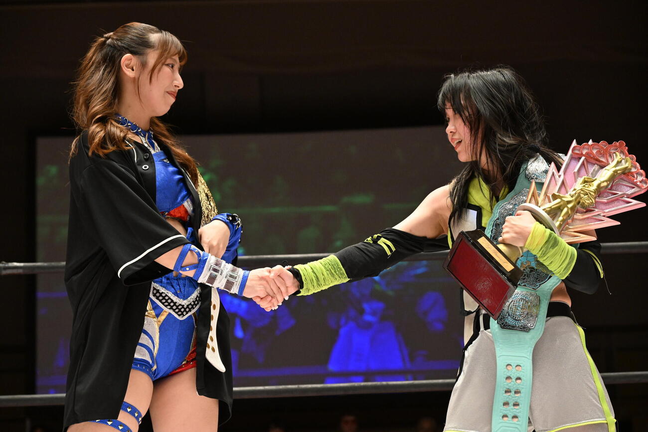 握手する荒井優希（左）と鈴芽（C）東京女子プロレス