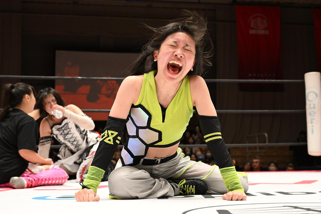 トーナメント優勝を決めて絶叫する鈴芽（C）東京女子プロレス