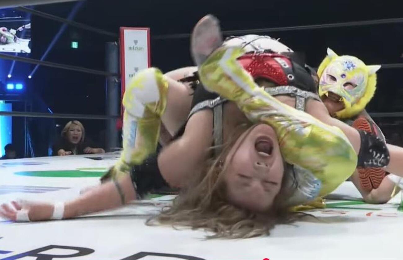 鈴季すずを締め上げるスターライト・キッド（右）（スターダム公式YouTubeから）