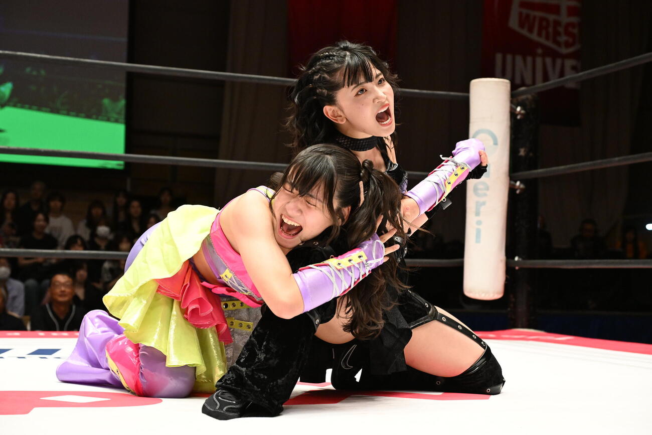 さとうもも（左）をワキ固めで痛めつける神嵜志音（C）東京女子プロレス