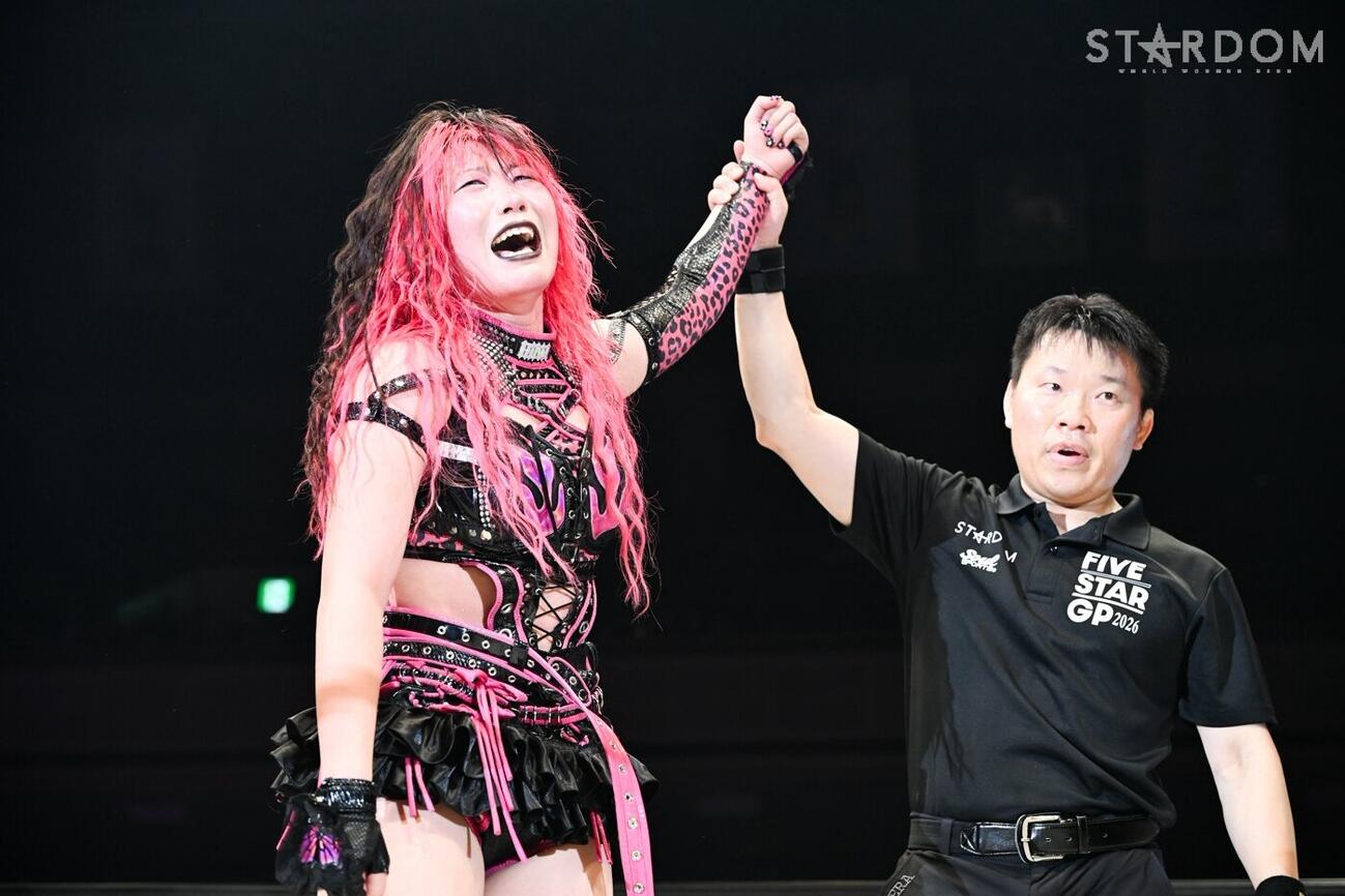 勝ち名乗りを受ける吏南（C）STARDOM