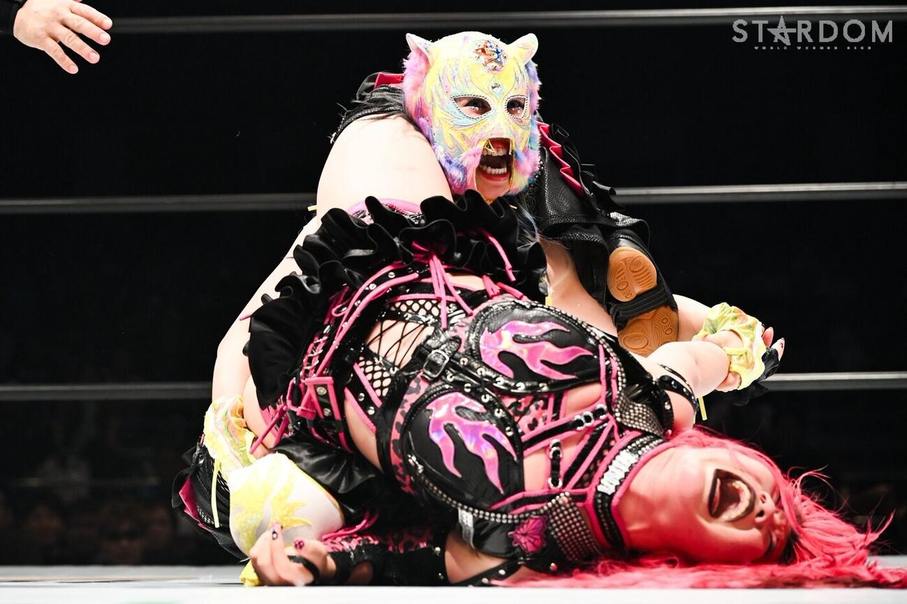スターライト・キッドに黒虎脚殺をかけられる吏南（C）STARDOM