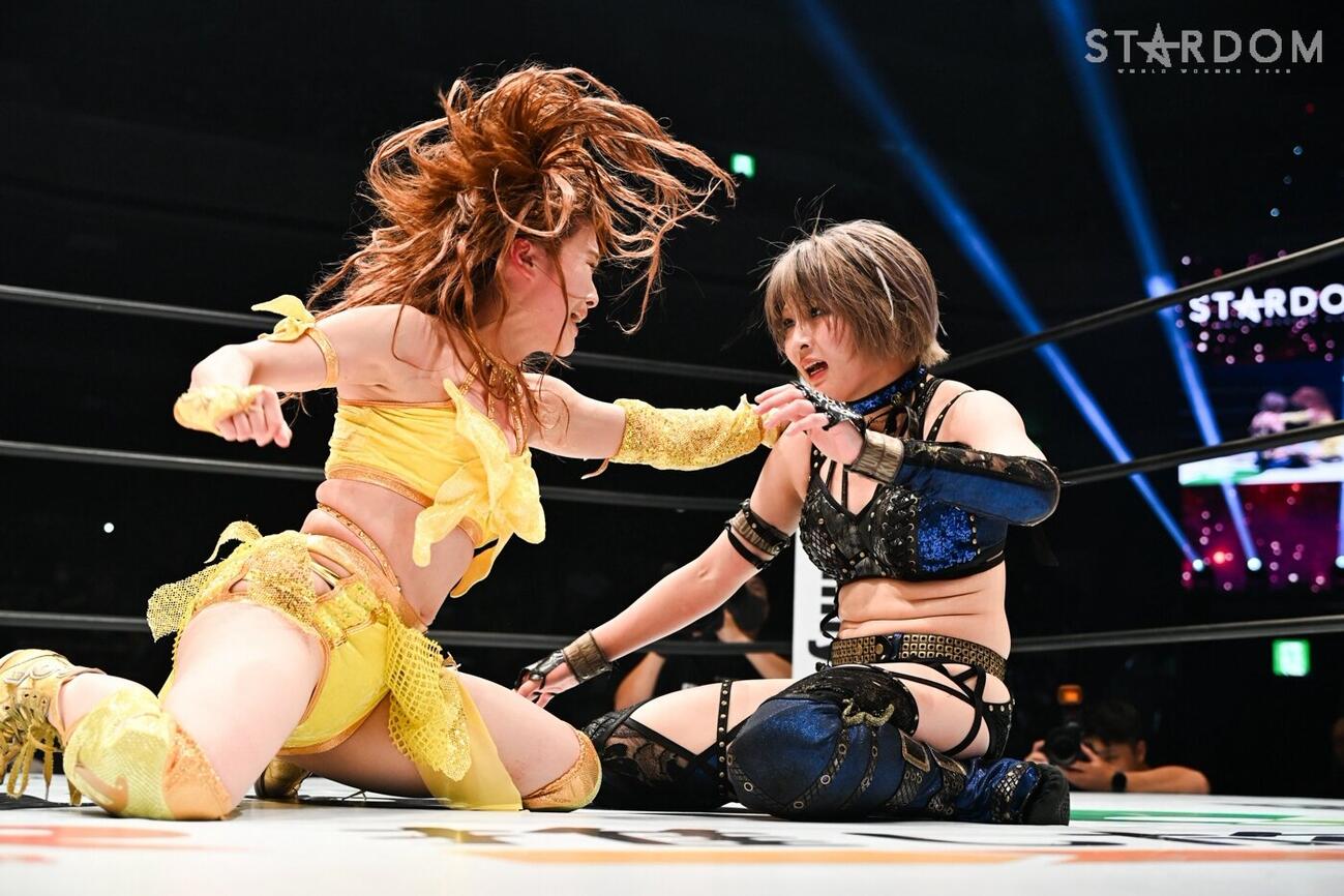 安納サオリにエルボーを見舞うなつぽい（左）（C）STARDOM