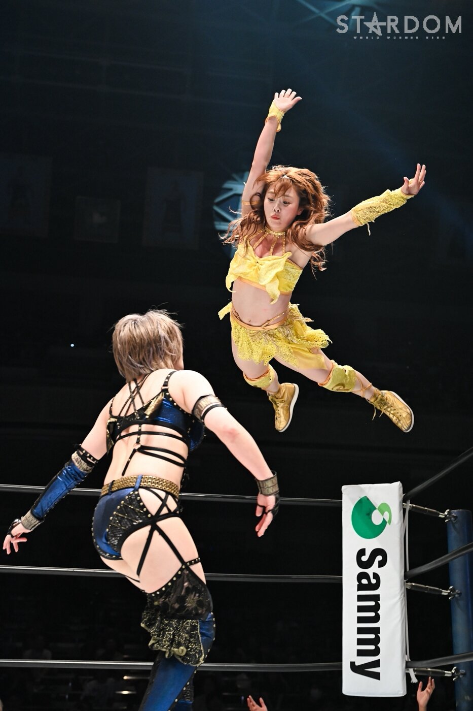 安納サオリにボディプレスを見舞うなつぽい（C）STARDOM
