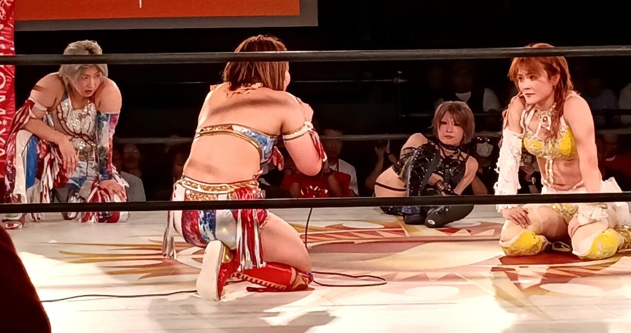 試合直後の（左から）彩羽匠、Sareee、安納サオリ、なつぽい