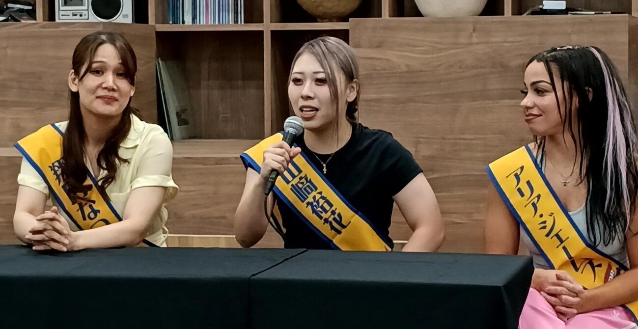 おばはん狩り宣言した山﨑裕花（中央）と、宣戦布告された翔月なつみ（左）、アリア・ジェームズ