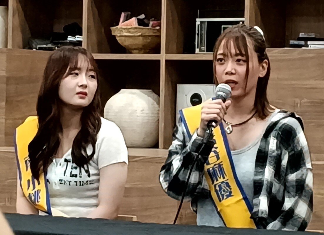 意気込みを語る岩谷麻優（右）と南小桃