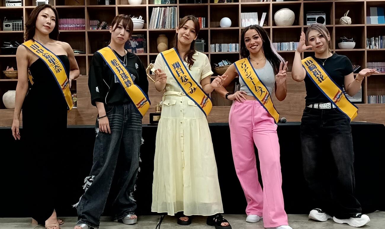 リーグAに出場する（左から）山中絵里奈、松井珠紗、翔月なつみ、アリア・ジェームズ、山﨑裕花