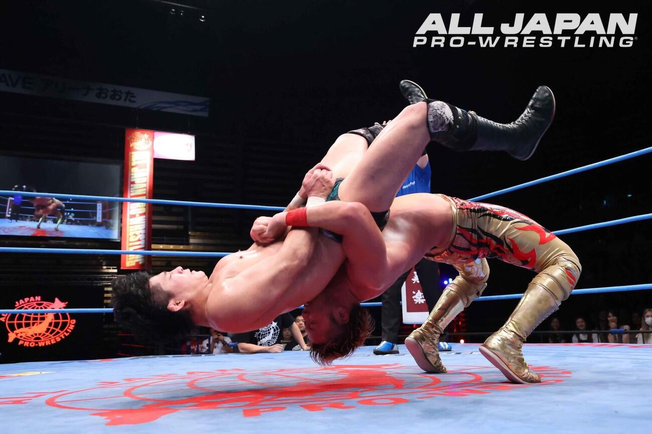 シャットダウンスープレックスで安齊勇馬（左）から3カウントを奪った宮原健斗（全日本プロレス公式サイトから）