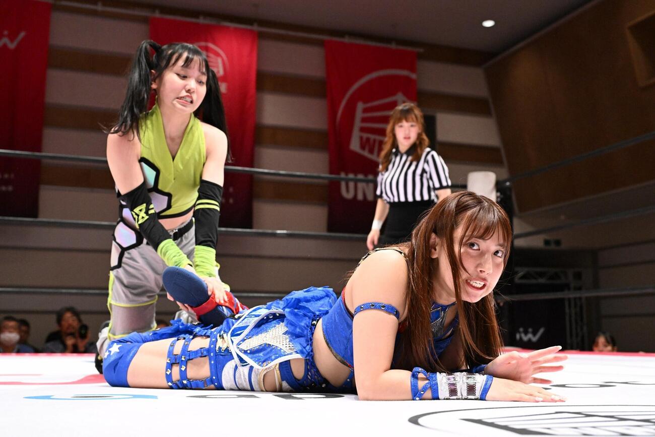 荒井優希（右）を痛めつける鈴芽（C）東京女子プロレス