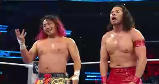 中邑真輔（右）と初タッグを組み、WWEデビュー戦に勝利した高橋ヒロムこと狂奇（C）AbemaTV,Inc.