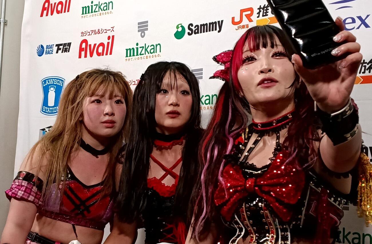 試合後にTikTokを撮影したIRGの（左から）梨杏、古沢稀杏、伊藤麻希