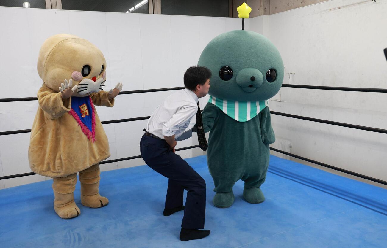 タマに刺される甲田代表（C）東京女子プロレス