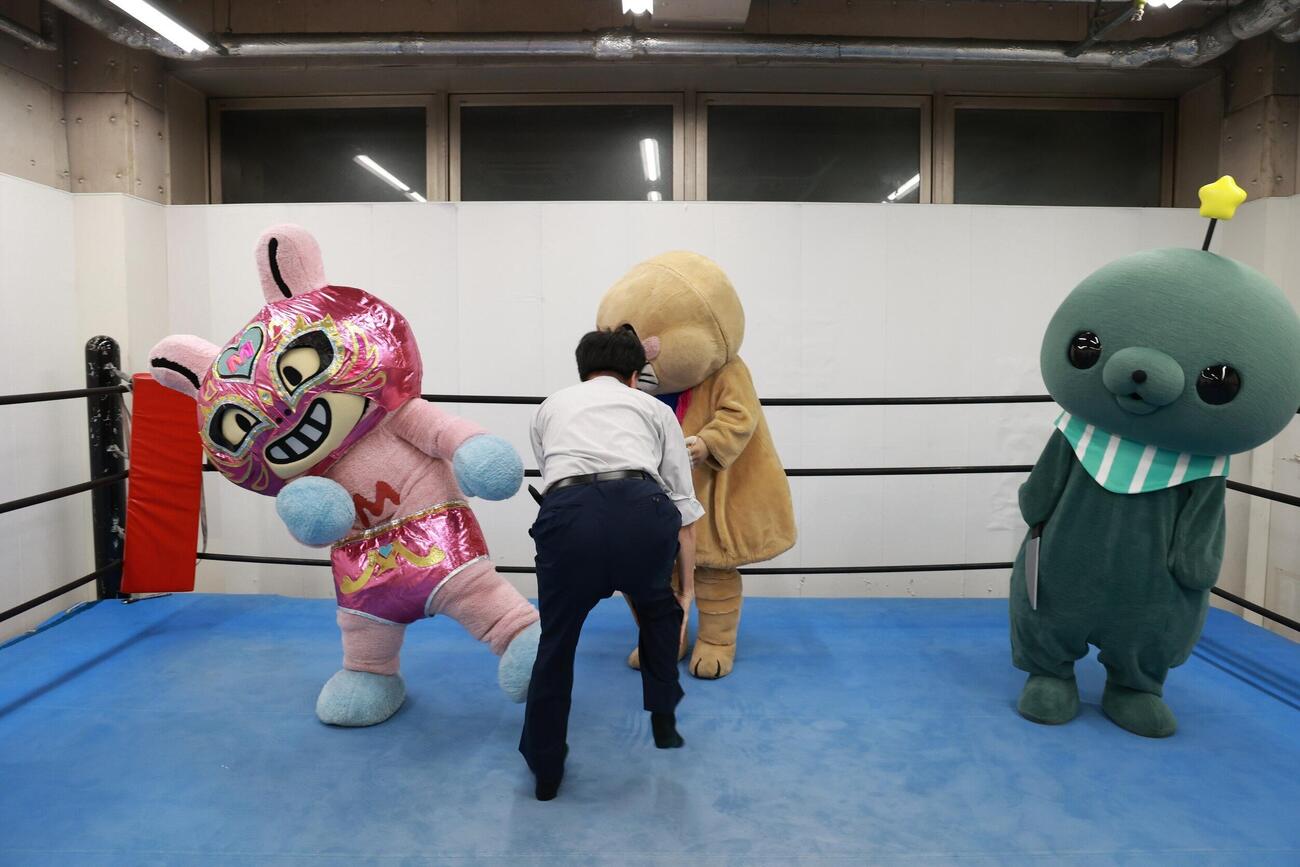 魅仁夢に蹴られる甲田代表（C）東京女子プロレス