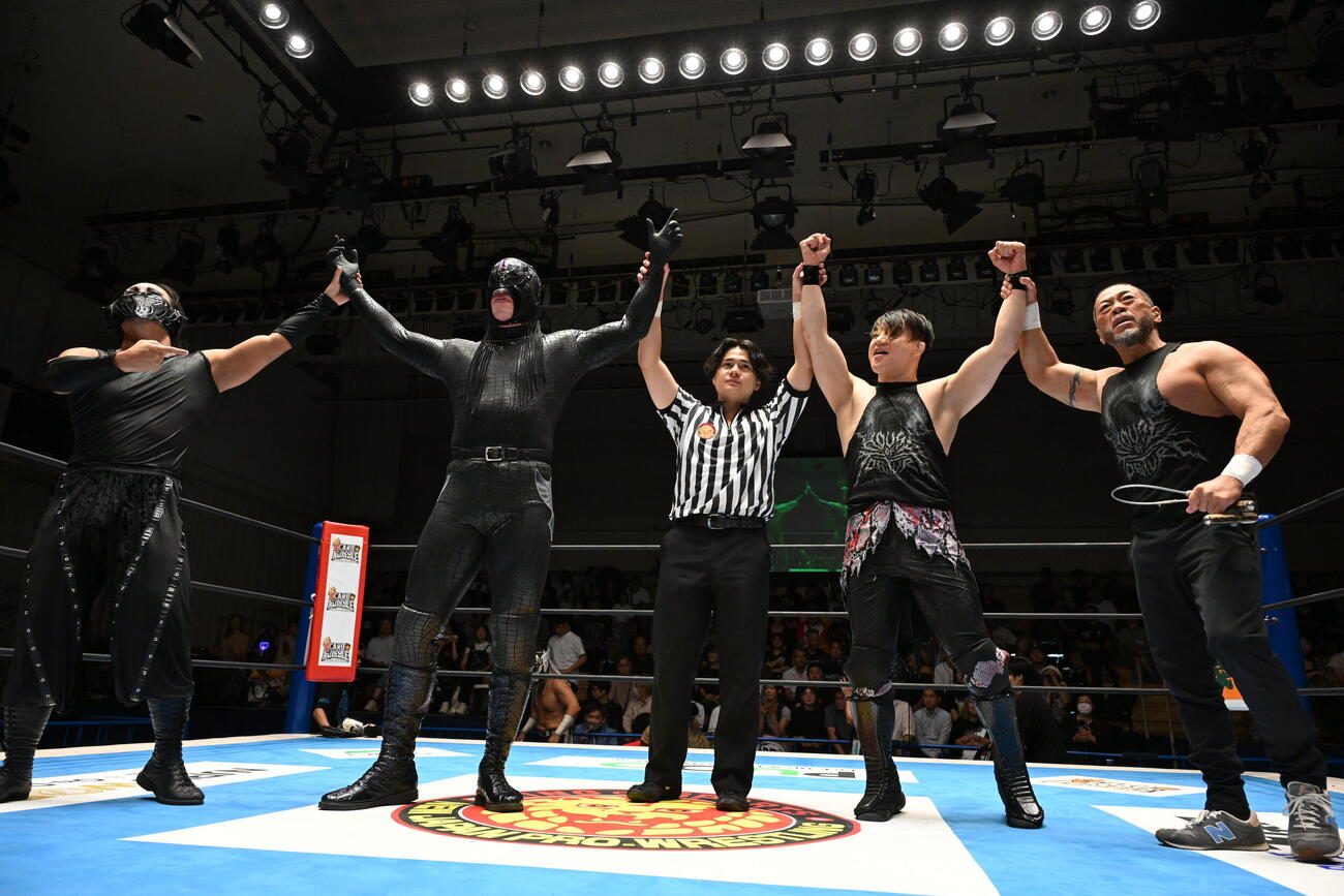 勝利したハウス・オブ・トーチャーの（左から）DOUKI、シュン・スカイウォーカー、（レフェリー）、SHO、ディック東郷