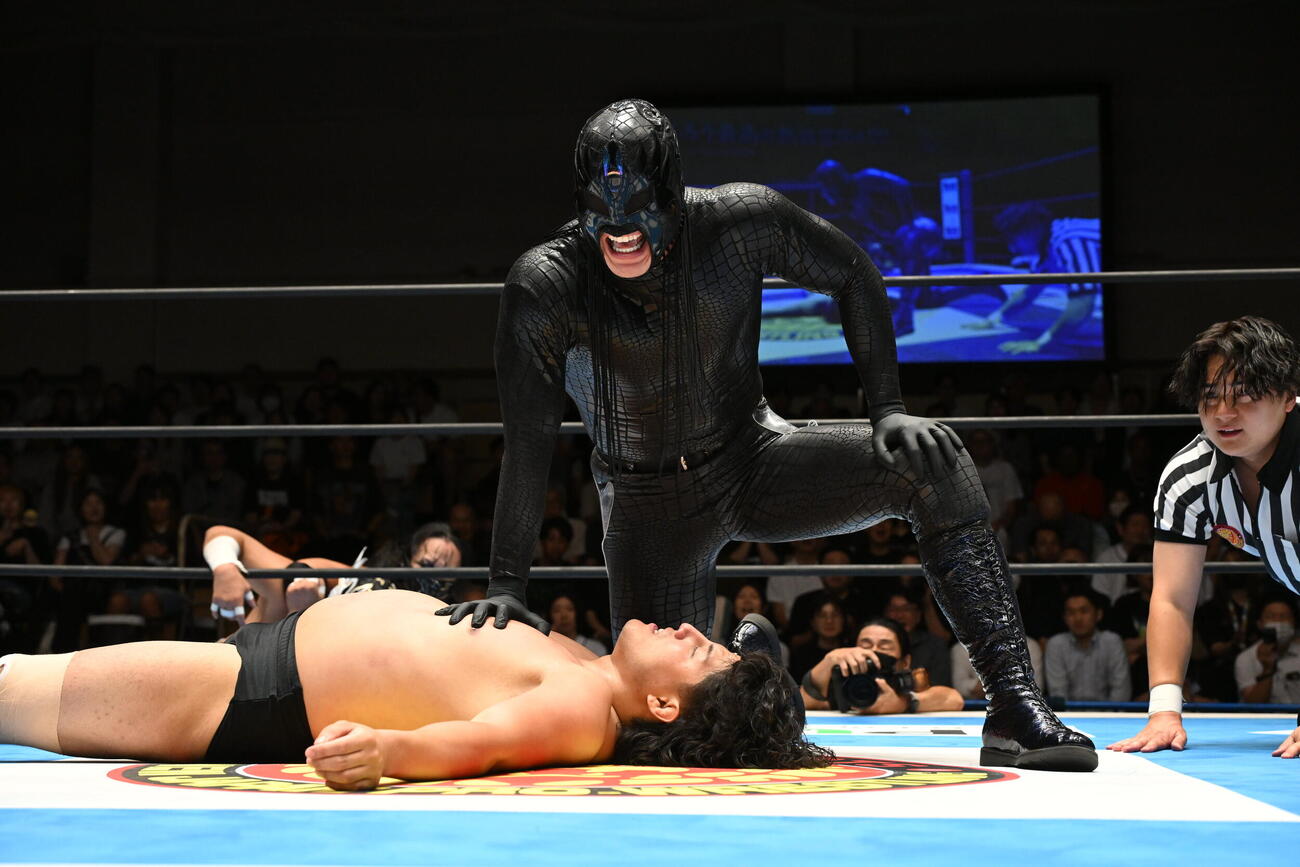 安田優虎に勝利したシュン・スカイウォーカー（C）新日本プロレス
