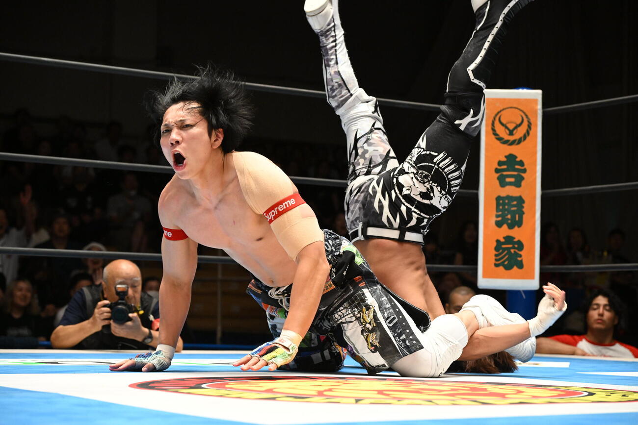 外道クラッチで石森太二（右）を押さえ込むYOH（C）新日本プロレス