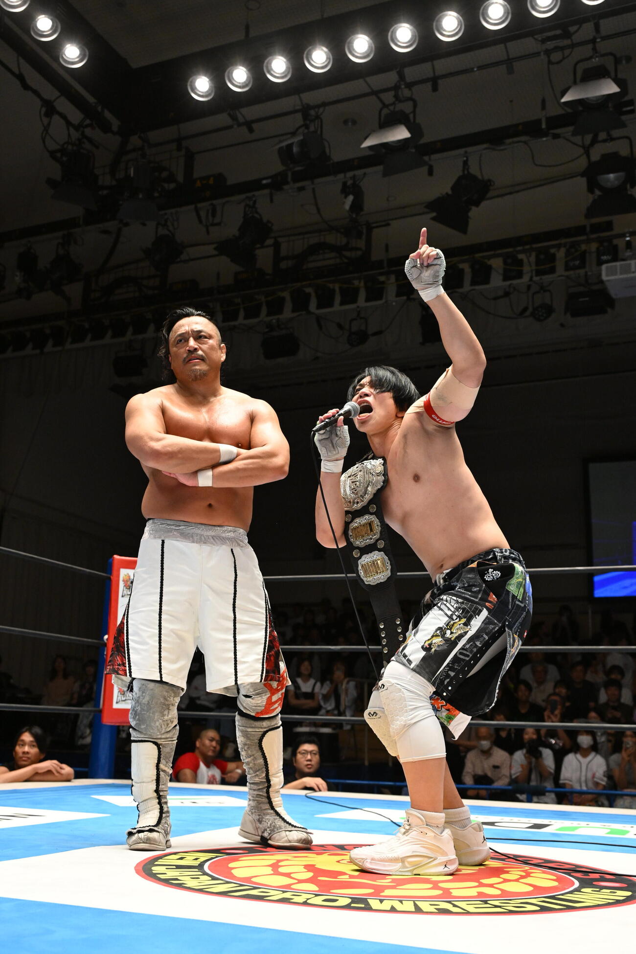 勝利した後藤洋央紀（左）とYOH（C）新日本プロレス