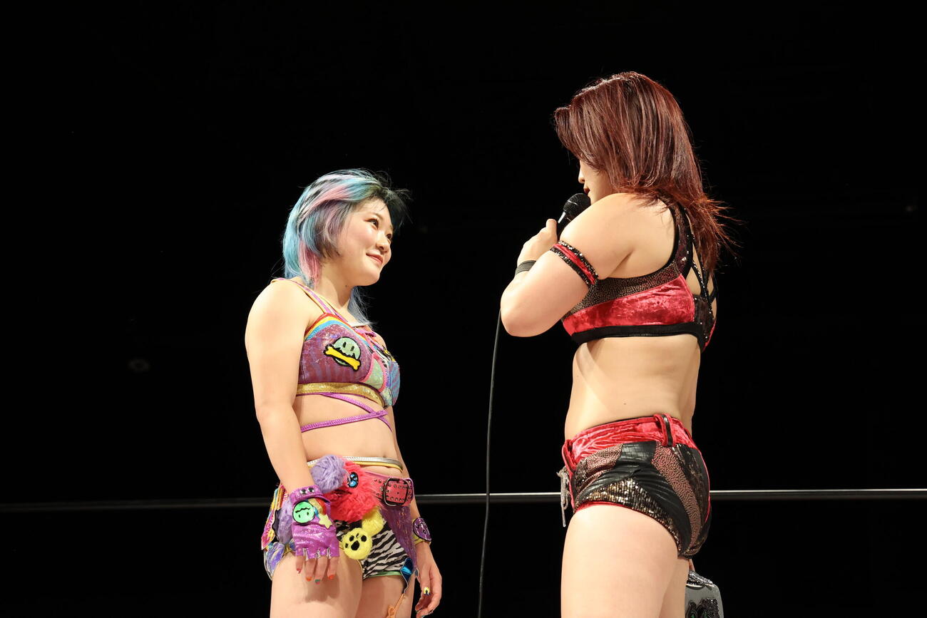 挑戦を直訴した遠藤有栖（左）と山下実優（C）東京女子プロレス