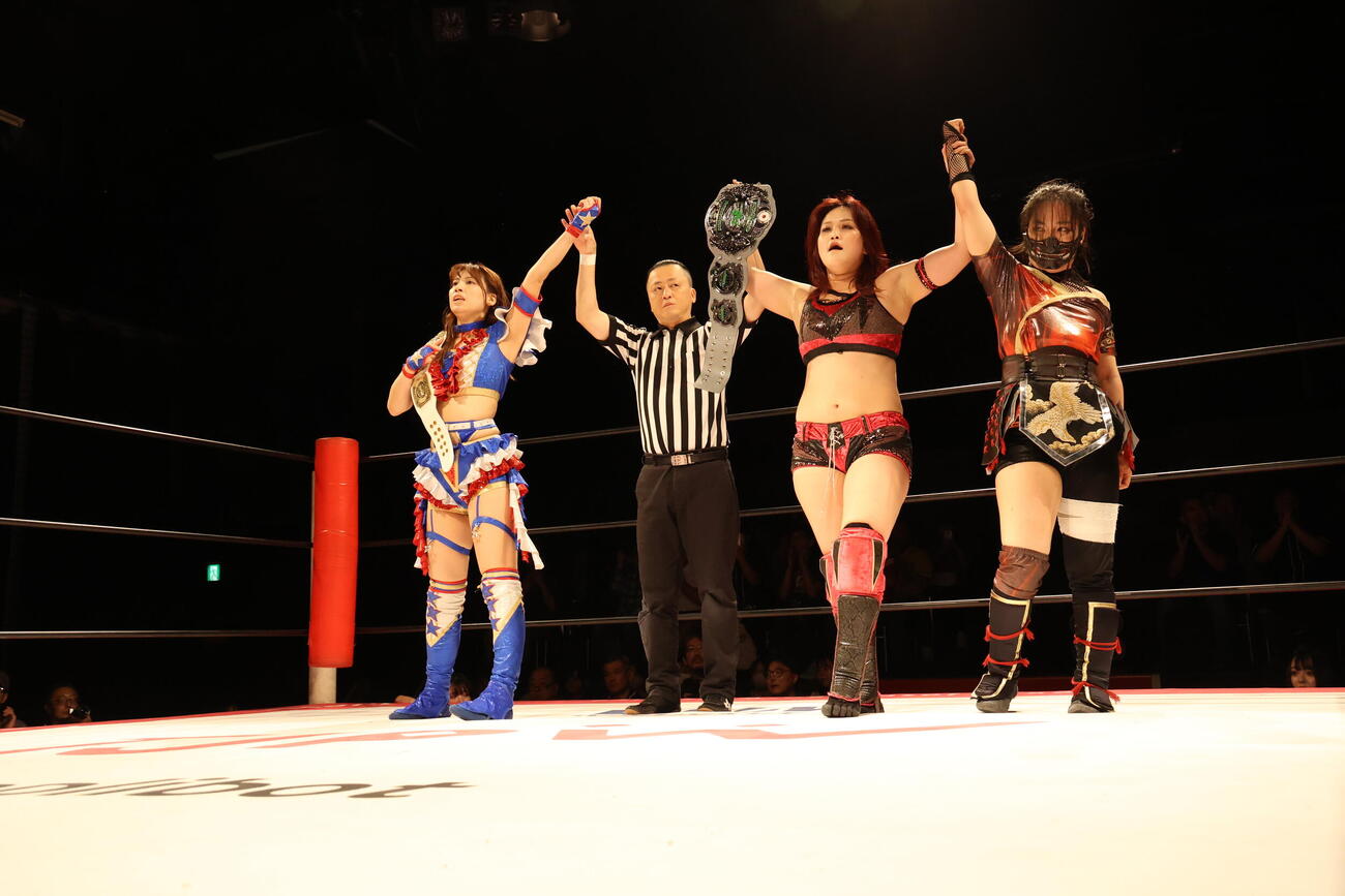 勝利した（左から）荒井優希、（レフェリー）、山下実優、ハットリ桜（C）東京女子プロレス