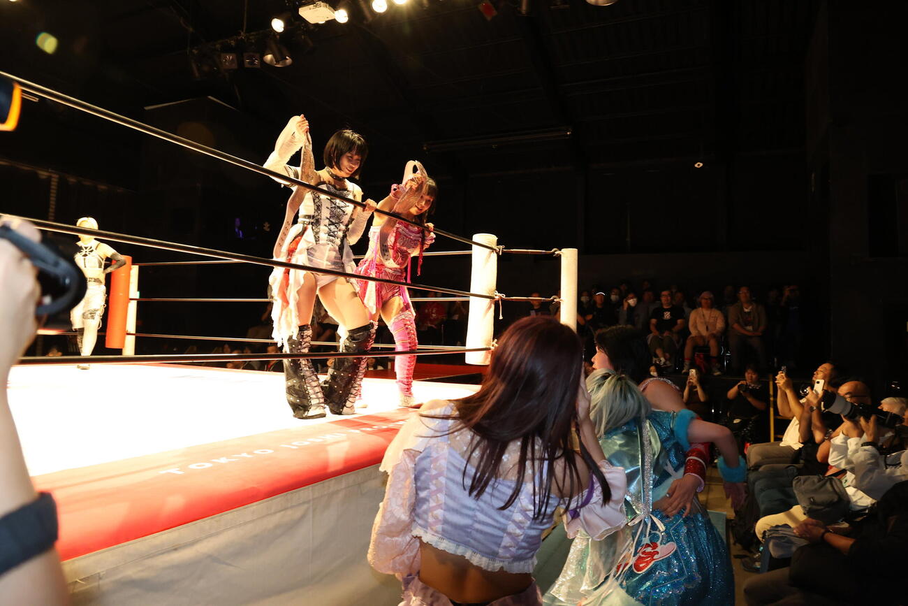 リング下の（左から）小夏れん、風城ハル、愛野ユキにベルトをかかげる辰巳リカ（左）と渡辺未詩（C）東京女子プロレス