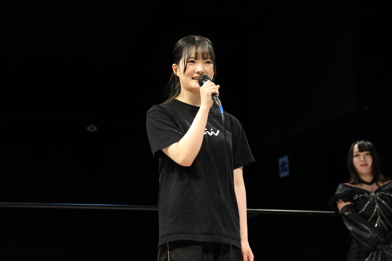 10・3大田区でデビューする咲森チエリ。右は白井李世リングアナ（C）東京女子プロレス
