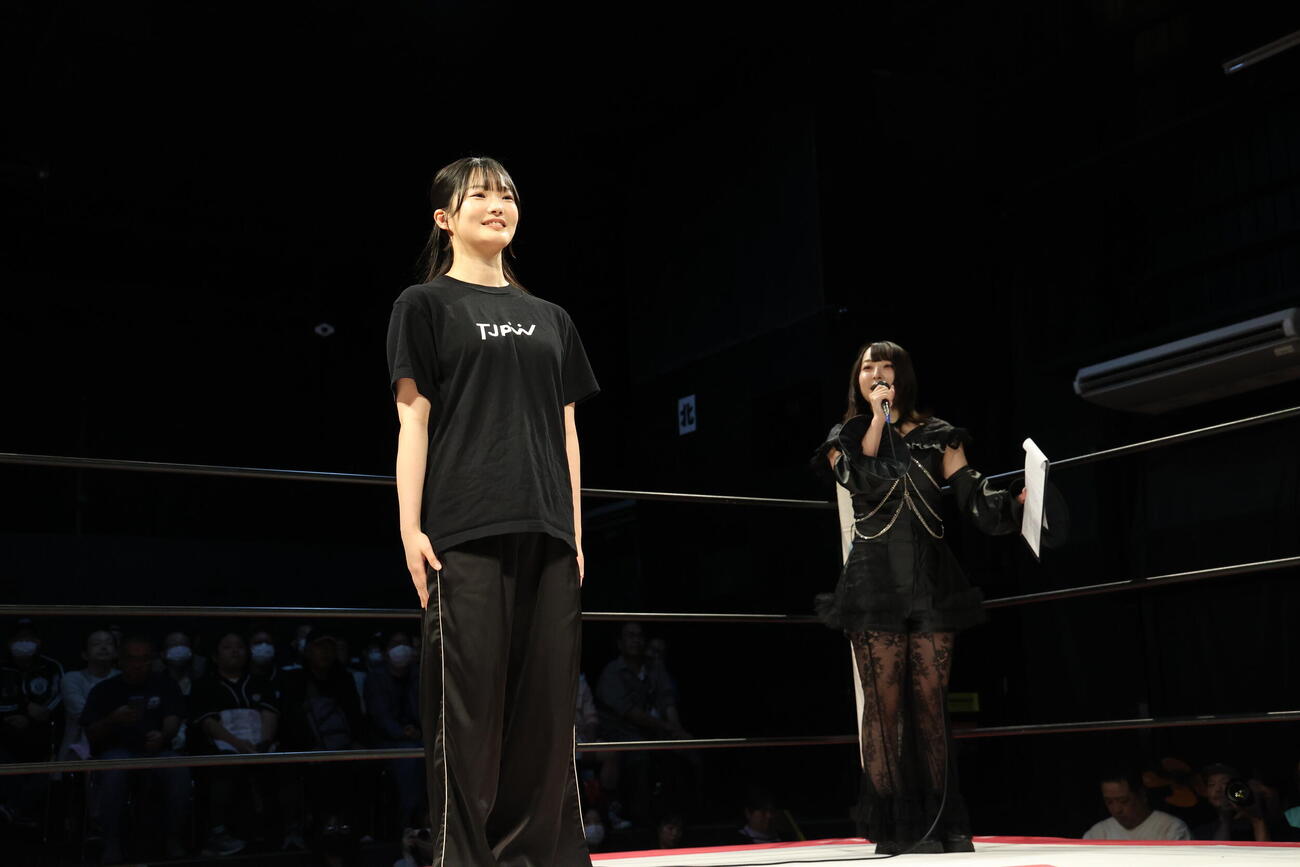 10・3大田区でデビューする咲森チエリ（左）と白井李世リングアナ（C）東京女子プロレス
