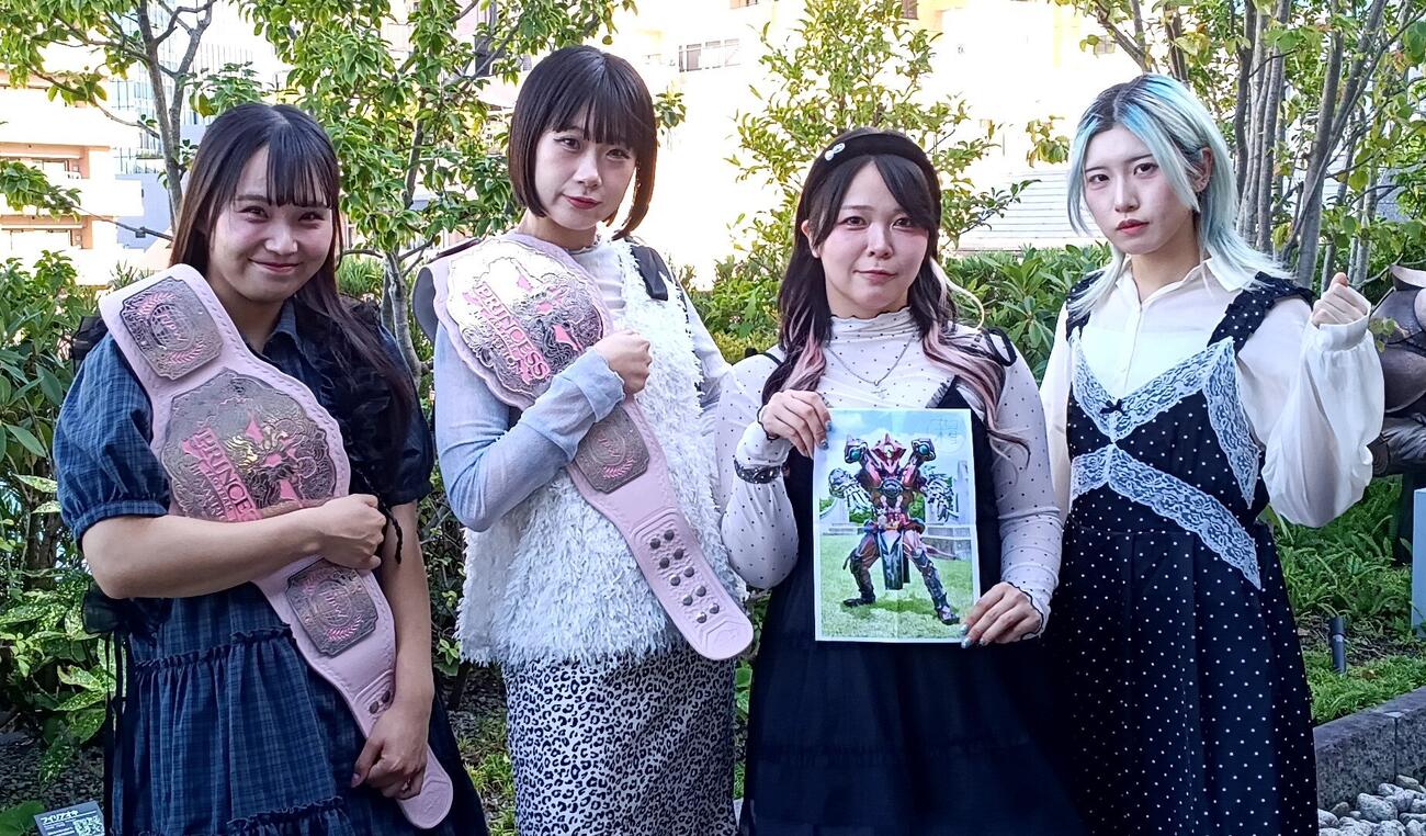 プリンセスタッグ王座をかけて激突する、左から渡辺未詩＆辰巳リカと愛野ユキ＆風城ハル