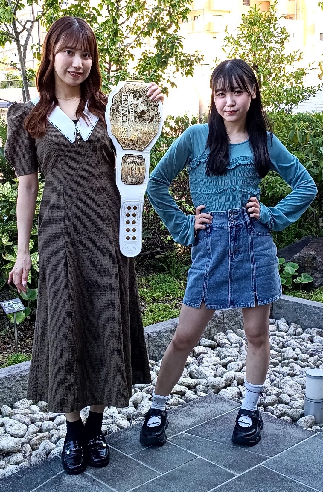 プリンセス・オブ・プリンセス王座をかけて戦う王者の荒井優希（左）と鈴芽