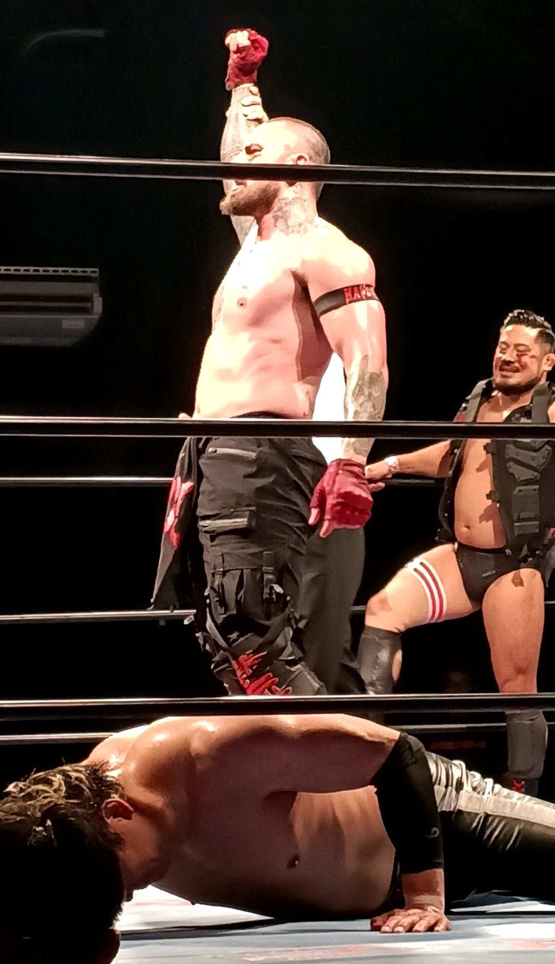 勝利したザイオンと倒れる潮﨑豪（手前）。後方は芦野祥太郎