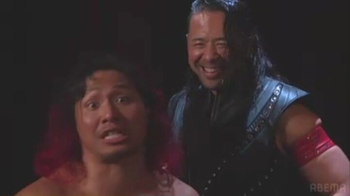 WWEタッグ王者タマ・トンガ、タラ・トンガとのノンタイトル戦に臨んだ中邑真輔（右）と狂奇（C）AbemaTV,Inc.