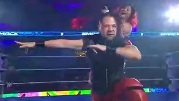 WWEタッグ王者タマ・トンガ、タラ・トンガとのノンタイトル戦に臨んだ中邑真輔（前）と狂奇（C）AbemaTV,Inc.