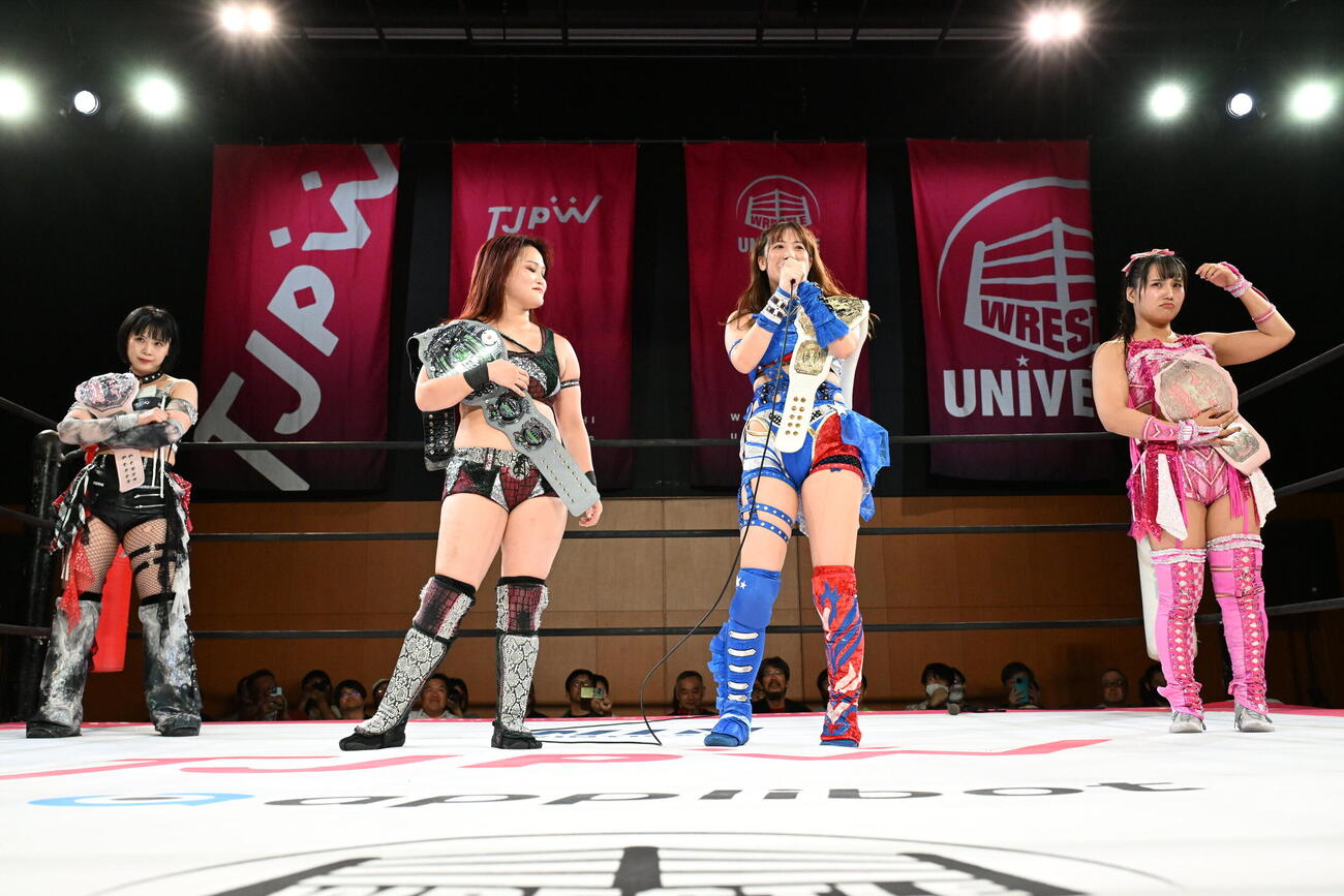 （左から）辰巳リカ、山下実優、荒井優希、渡辺未詩は勝利したが、リカと未詩はブスッとしたままだった（C）東京女子プロレス
