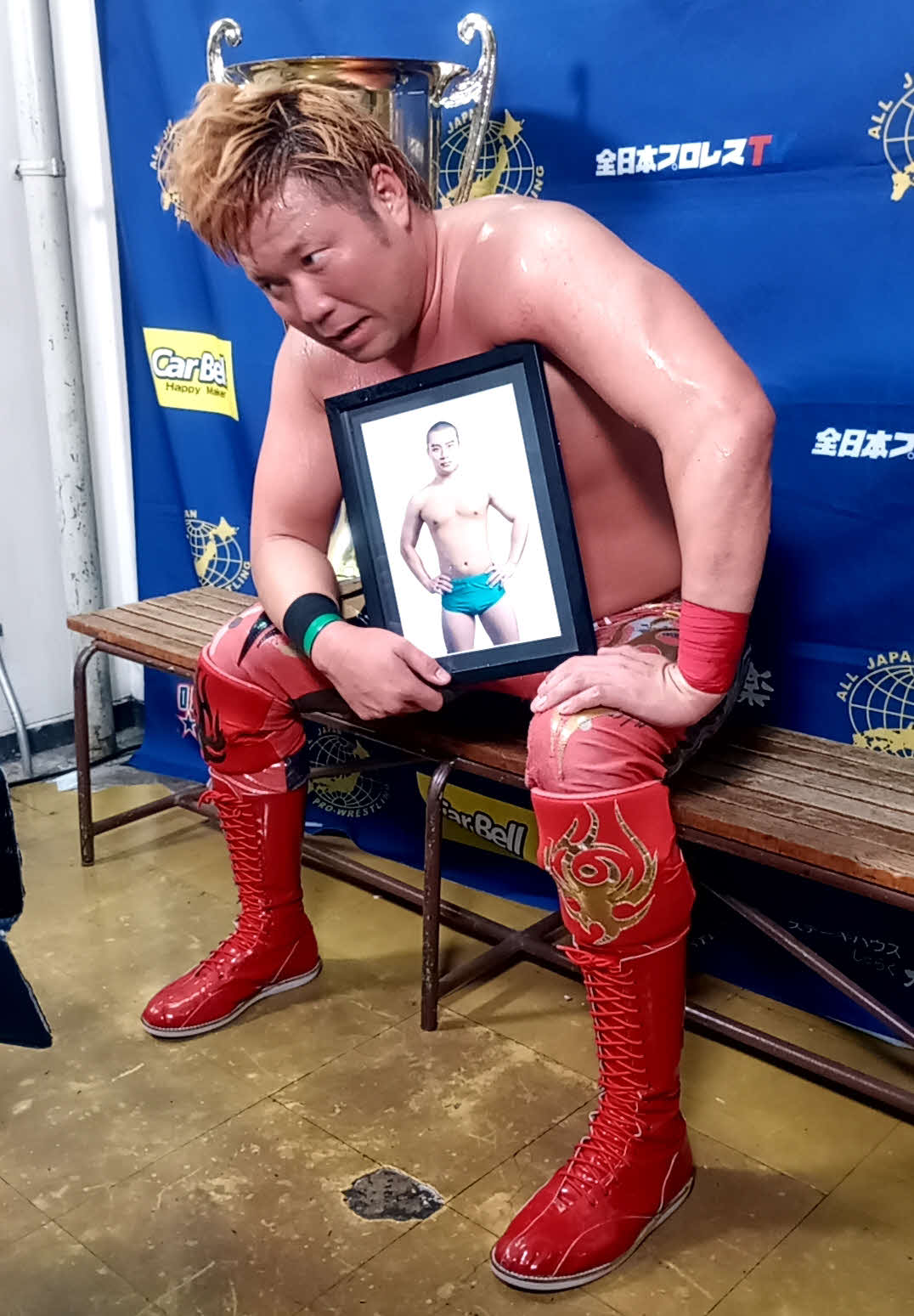 長尾一大心さんの遺影を抱えながらバックステージでコメントする宮原健斗（2025年9月撮影）
