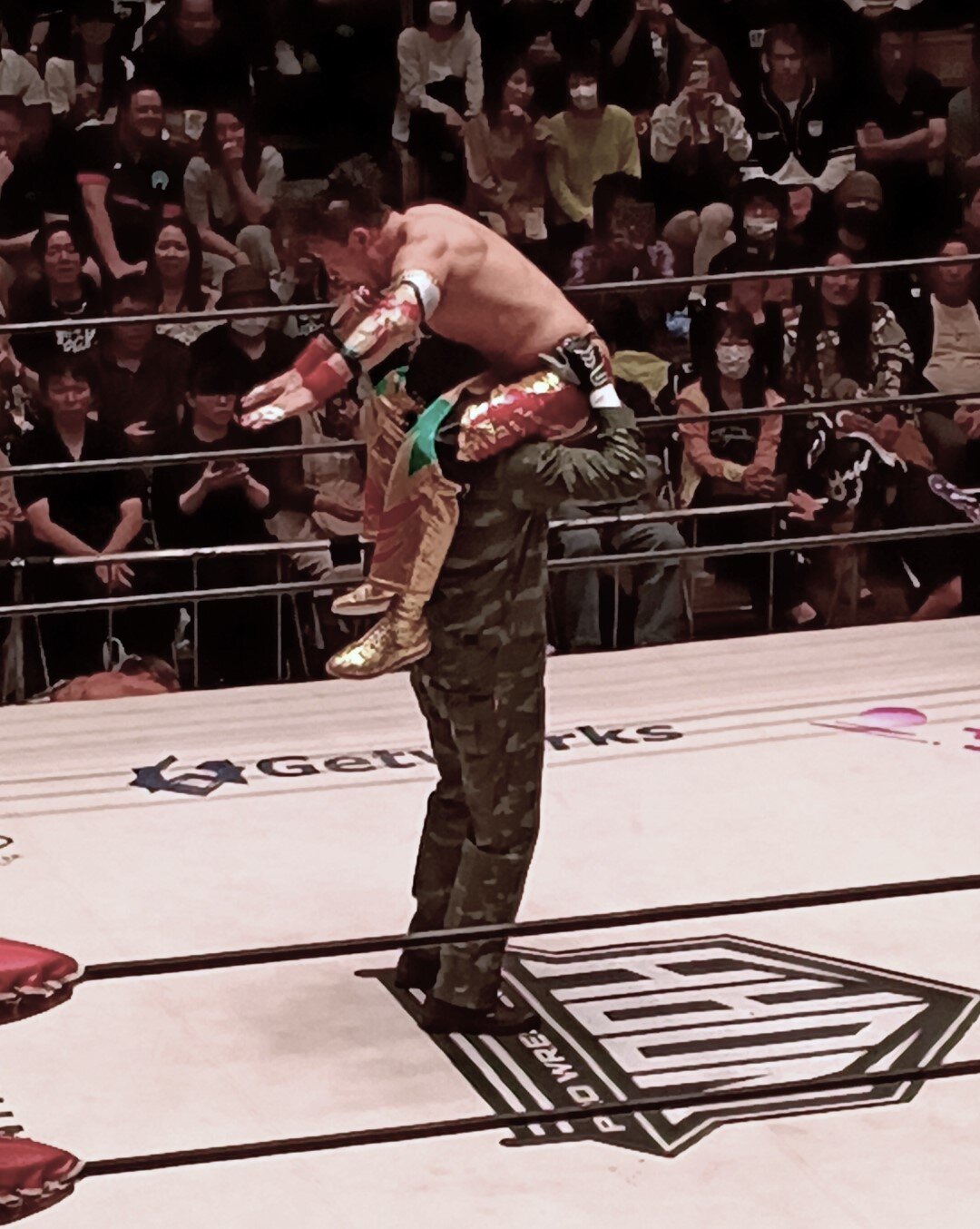 丸藤正道をパワーボムでたたきつける迷彩男