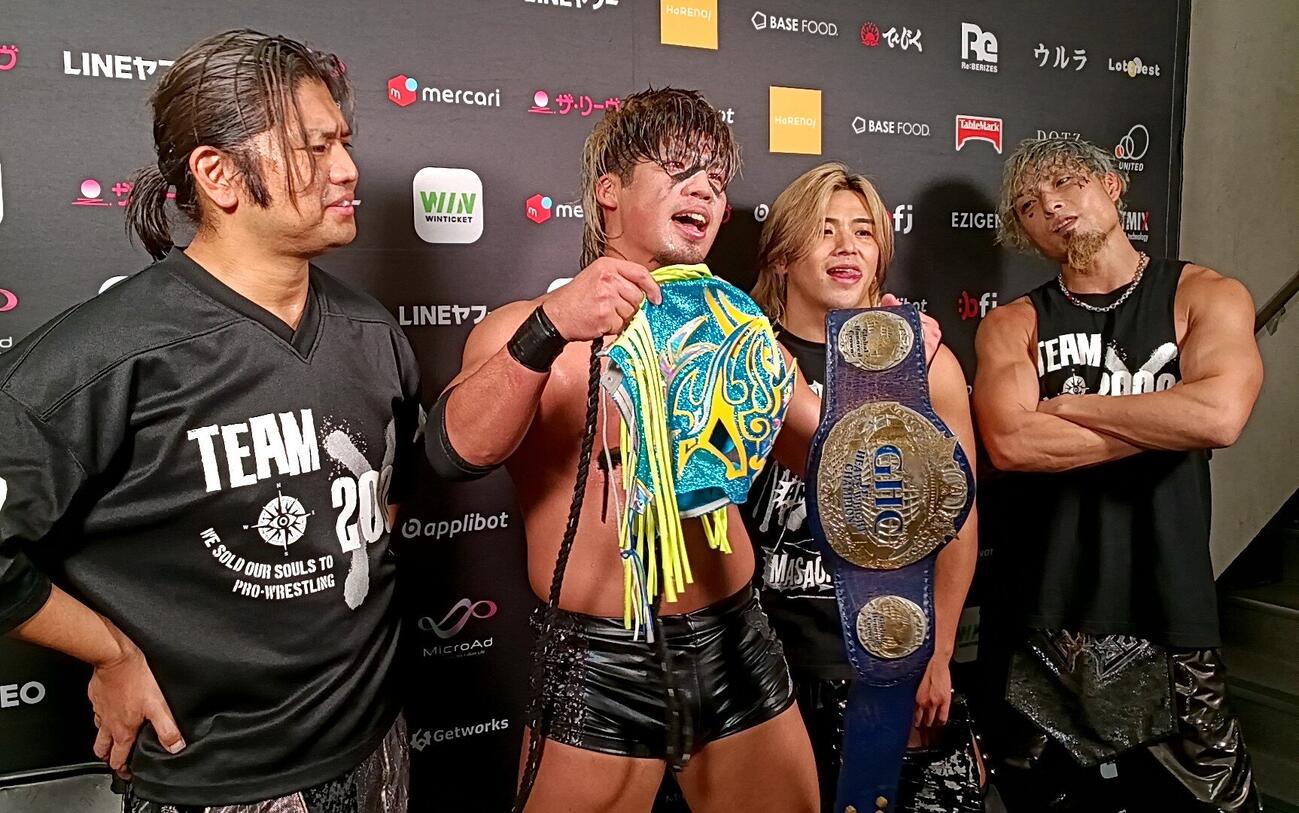 GHCジュニア防衛を果たしたカイ・フジムラ（左から2人目）と仲間のタダスケ（左端）、政岡純（左から3人目）、YO－HEY