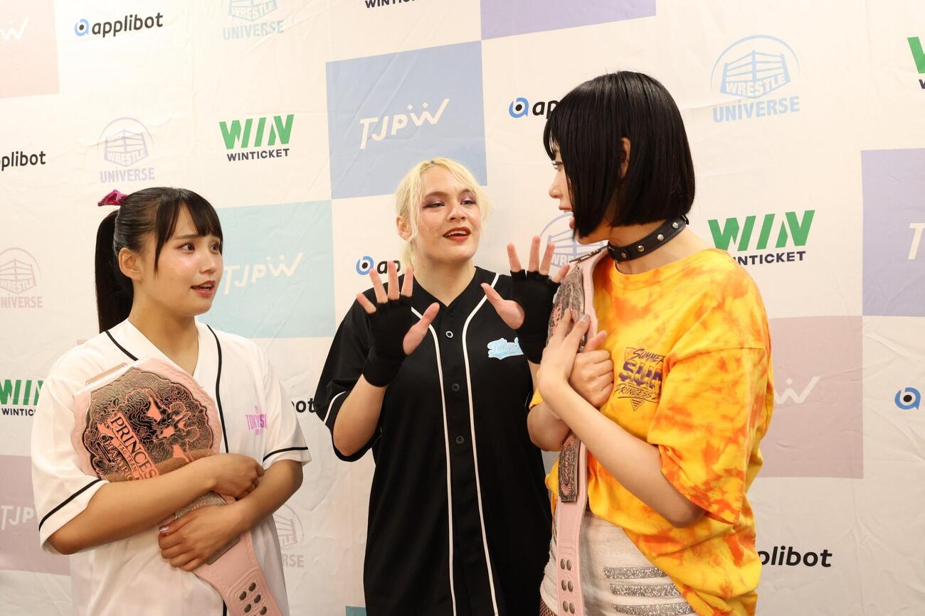 バックステージでももめる渡辺未詩（左）と辰巳リカ（右）（中央はキラ・サマー）（C）東京女子プロレス