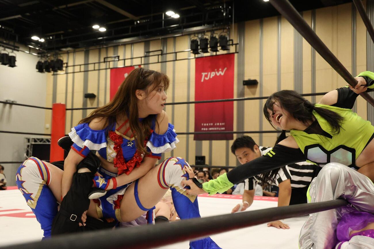鈴芽（右）の目前で七瀬千花からギブアップを奪った荒井優希（左）（C）東京女子プロレス