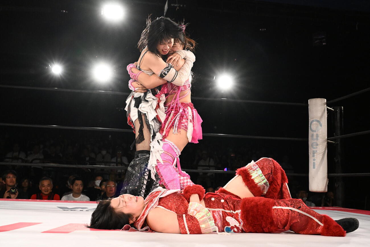 抱き合う辰巳リカ（左）と渡辺未詩（C）東京女子プロレス
