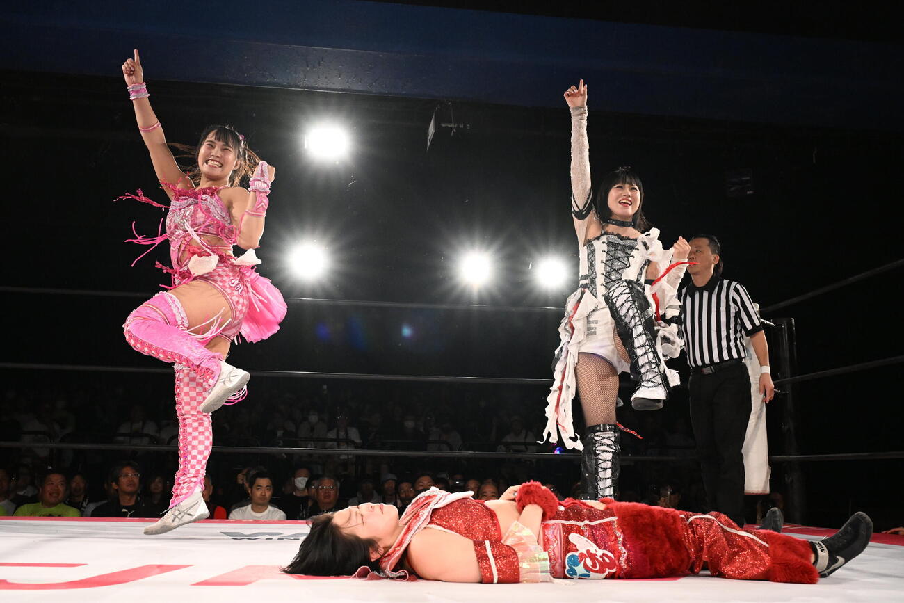 よっしゃいくぞのポーズを決める渡辺未詩（左）と辰巳リカ（C）東京女子プロレス
