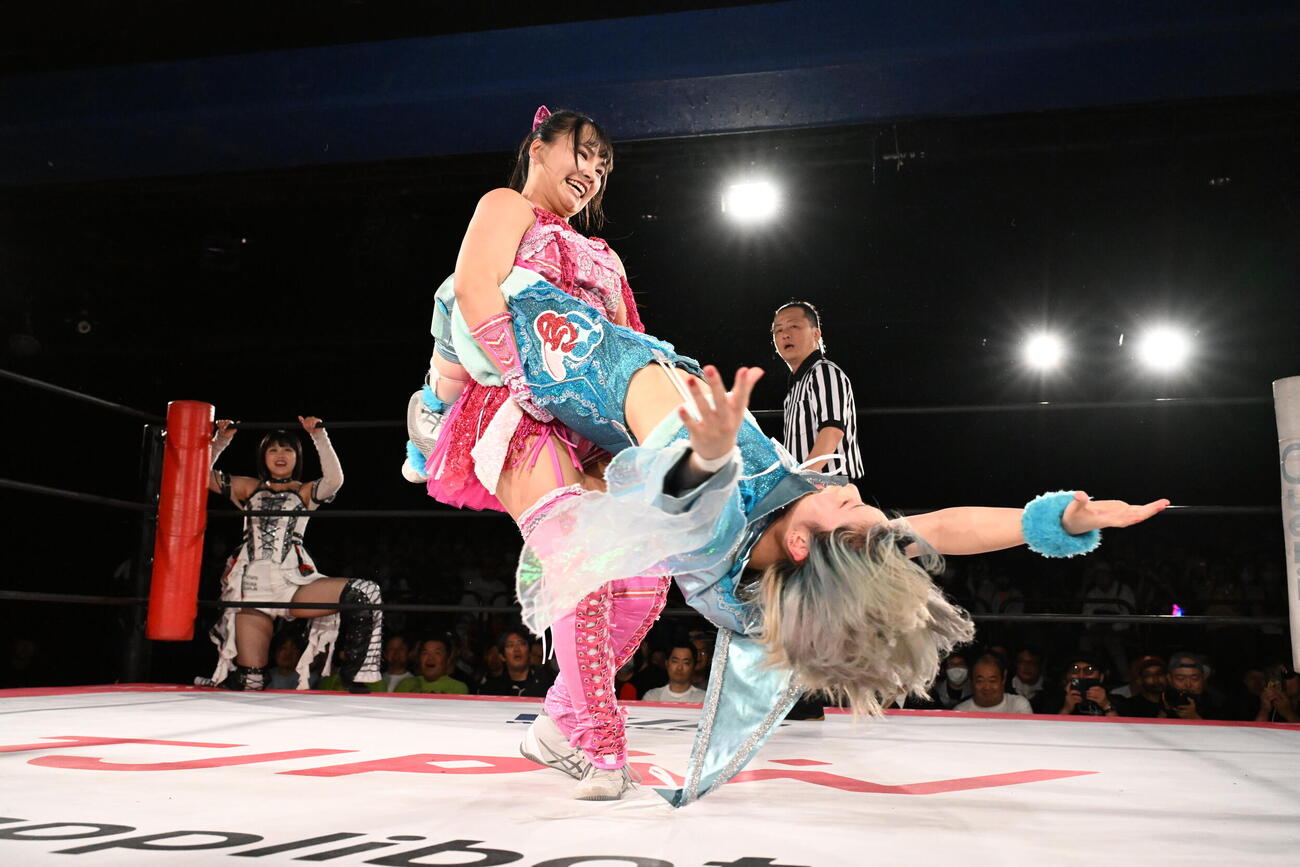 ジャイアントスイングで風城ハルを回す渡辺未詩（C）東京女子プロレス