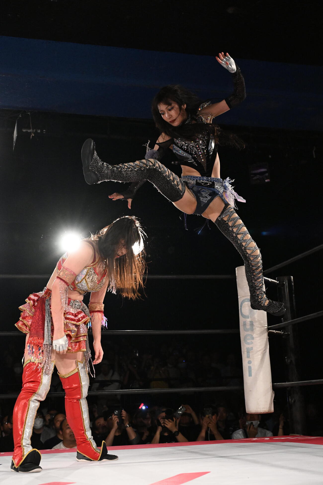 上原わかなにフェイマサーを浴びせる上福ゆき（C）東京女子プロレス