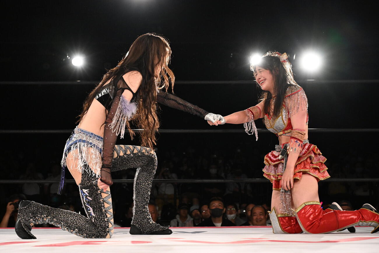 健闘をたたえ合う上福ゆき（左）と上原わかな（C）東京女子プロレス
