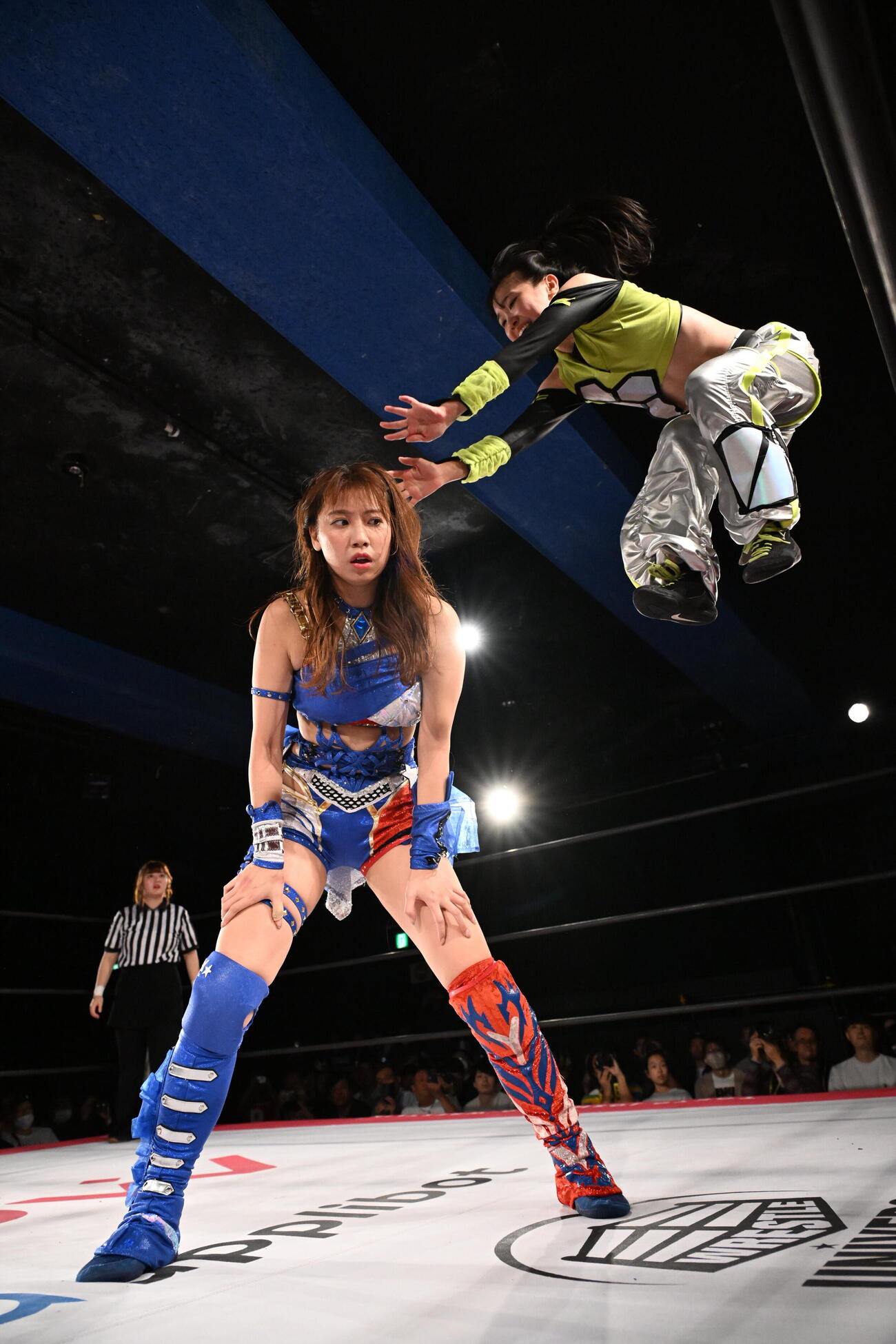 ロープから飛んで荒井優希にフェースクラッシャーを炸裂させる鈴芽（上）（C）東京女子プロレス